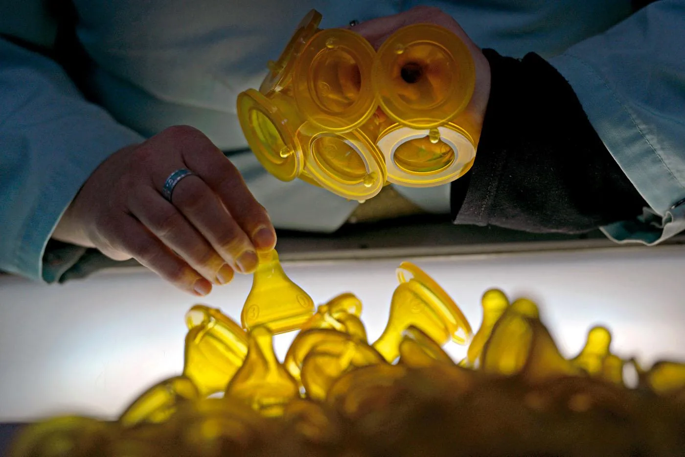 Tétines en caoutchouc contrôlées à la main sur table lumineuse