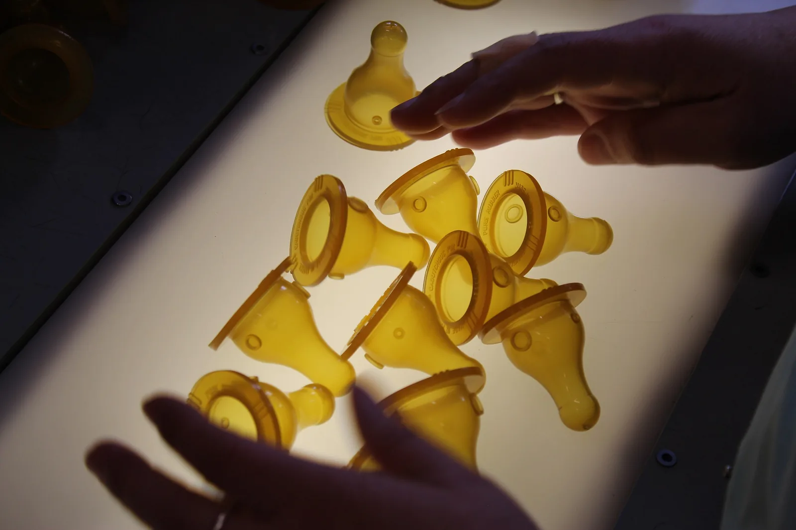 Tétines en caoutchouc SPCV contrôlées sur table lumineuse