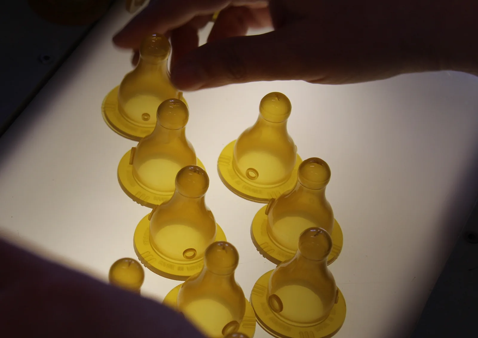 Tétines en caoutchouc contrôlées sur table lumineuse